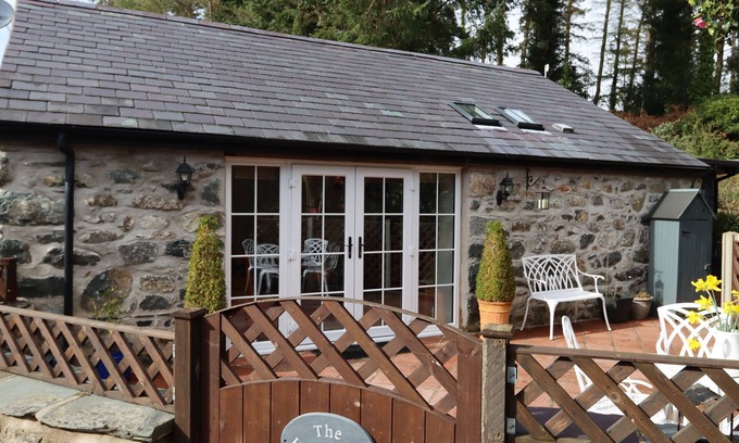 Dolbenmaen Cottage | THE HONEY POT, pet friendly, with a garden in Garndolbenmaen