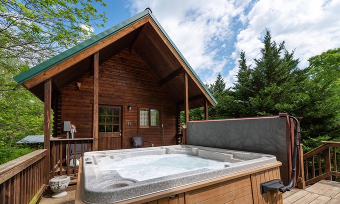 Luray Cabin | The Hook cabin-hot tub, mountain views & more!