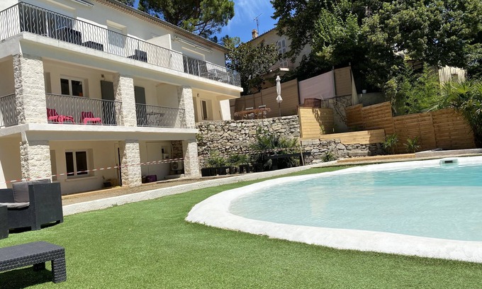 Avignon Condo | The House of Roses 2