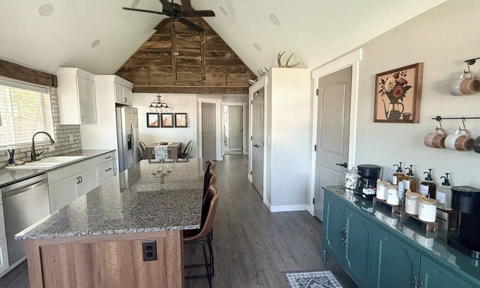Kanab House | The House on 100 West. Walk to downtown. Easy drive to Zion and North Rim.