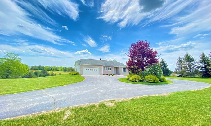 Lake Ann House | The House on a Hill at Mistwood- Golf course view, sleeps 14, Lake Ann, MI