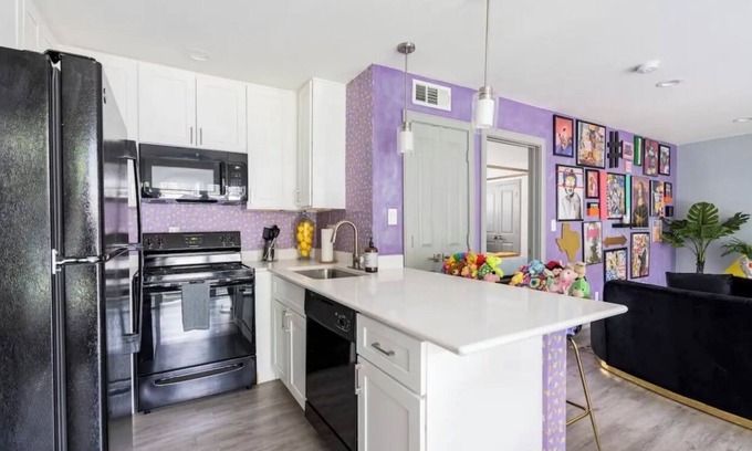 Neartown Apartment | The Houston Purple: Eccentric Hidden Gem