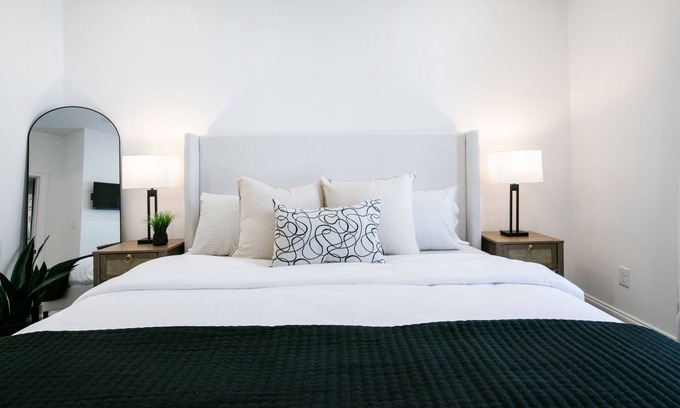 Oxford House | The Hurley, 3BR Cozy Townhouse by VelvetDitchVilla