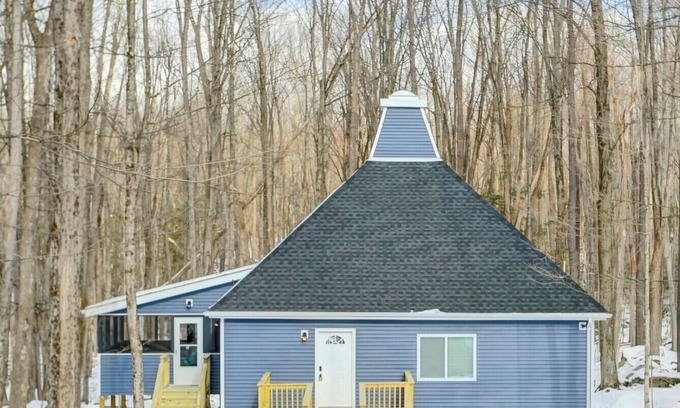 Lake Ariel Cabin | THE HUT HOUSE-3 BR/3 BATH, GAME ROOM, MASSAGE CHAIR IN BEAUTIFUL LAKE ARIEL