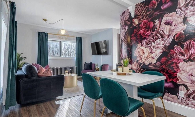 East Kootenay Apartment | The Icon | Historic Suite | Board Games | Downtown