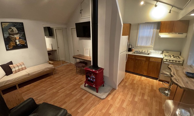 Siskiyou-Hargadine Historic District Cottage | The Indigo Cottage 5 Min walk to Downtown Ashland