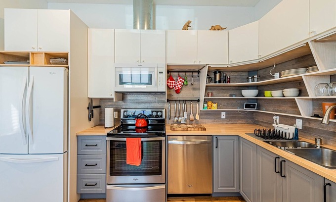 Barelas House | The Iron Loft In Downtown | 2 Bed, 1 Bath