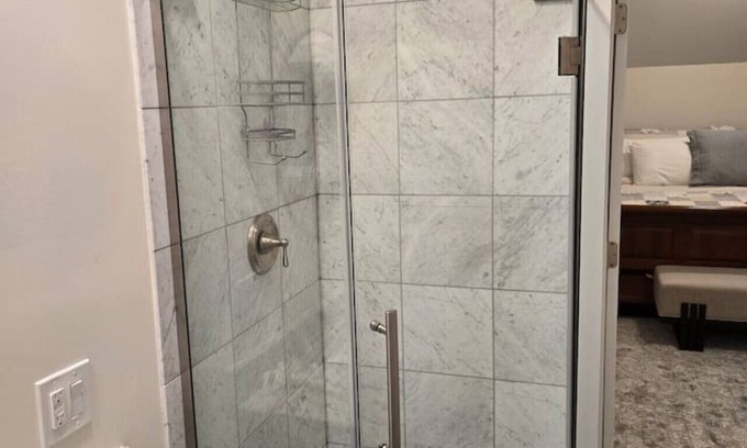 Northfield Apartment | The Jefferson Guest House, Spacious, Special Views