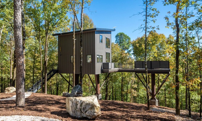 Hot Springs Cabin | The Kite Treehouse, Hot Tub, Mountaintop