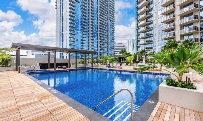 Ala Moana House | The Kapiolani Vista | Skyline Views, Pool, Gym | Walk to Beach & Ala Moana