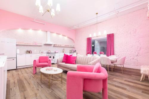 Downtown Louisville Apartment | The Kentucky Rose by Hollyhock suites