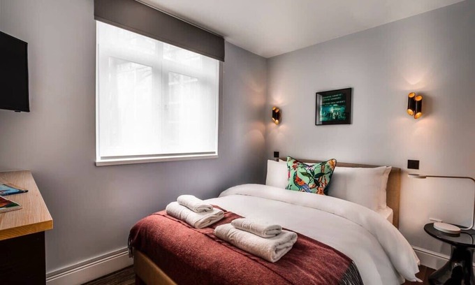 Kensington Apartment | The Knaresborough - Small Double Room