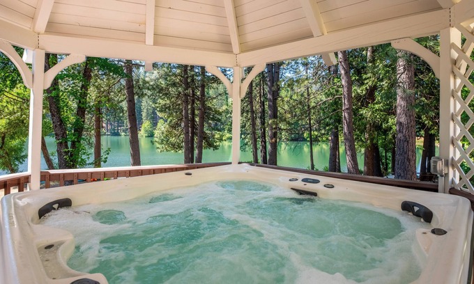 Glencoe Cabin | The Lake House - Beachfront w/AC & Hot tub available!