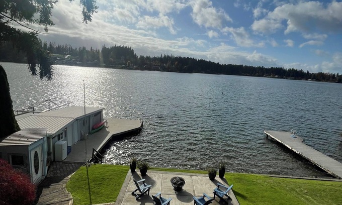 Eatonville House | The Lake House - Lakefront stay with Sauna and Hot Tub! 5 star living and views!