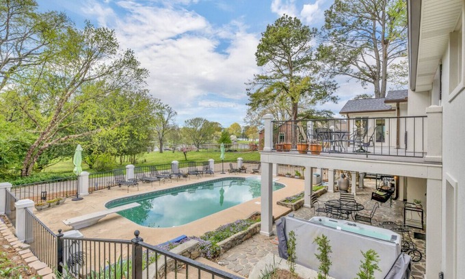 Hendersonville House | The Lakehouse- pool, hot tub, lakefront