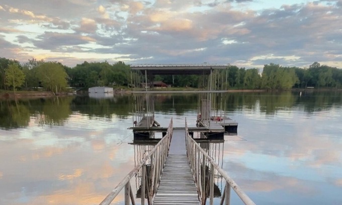 Afton House | The Lakeside Family Oasis Spacious 5-BD house Pvt dock ramp Monkey Island