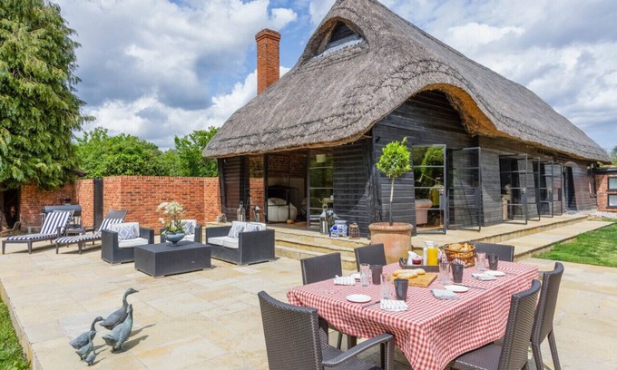 Playhatch House | The Lakeside Viewing Gallery