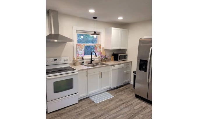 Laurium House | The Landing Spot / Cheerful & bright renovated 3 bdrm home