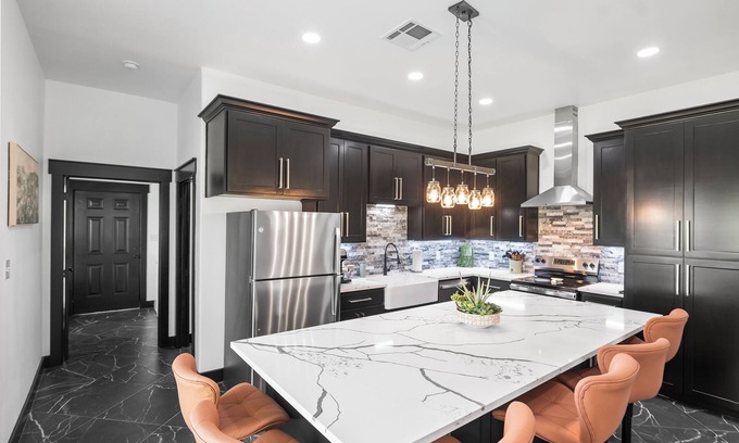 Somerville House | The Lazy Joey, Stylish New 3/2 Near Round Top, Lake Somerville & Aggie Game Day!