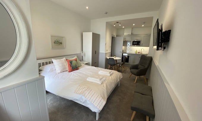 Paignton Apartment | The Lighthouse Studio Apartment @ Sunnybeach is ideal for a couple with many attractions nearby, you
