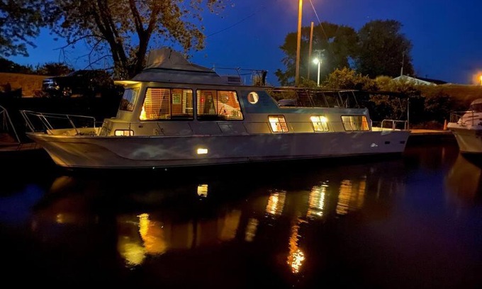 Sabula Boat Rental | The Lily Pad Boatel Houseboat
