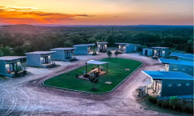 Dripping Springs Cottage | The Liney Moon - Horseshoe Cottage w/Pool, Firepits, Putting Green, & More!