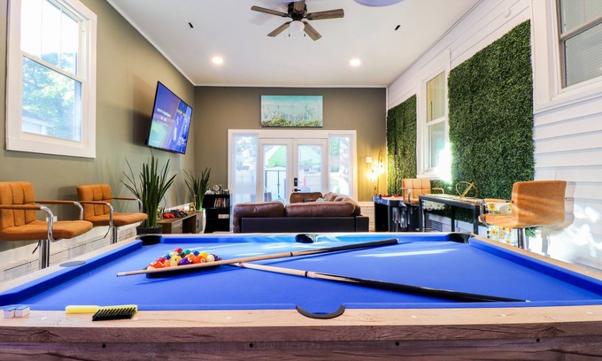 Greensboro Cottage | The lions den walk to coliseum/ 1 min to UNCG / 3 mins to Aquatic center
