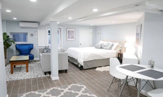 Mount Pleasant Apartment | The Lions Roar~Sleeps 4, Walk to Zoo!