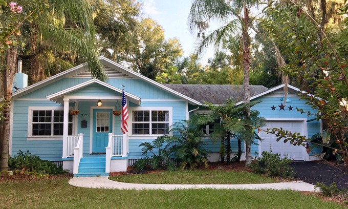 Mount Dora House | The Little Blue Bungalow, a Cozy 1940’ Schoolhouse, 5 min walk to Restaurants,