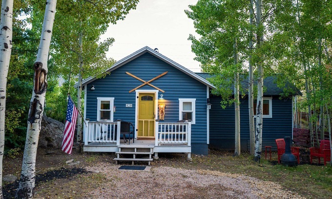 Grand Lake Cabin | The Little Blue Moose Hideaway - Pet Friendly Secluded Cabin -10 min to RMNP