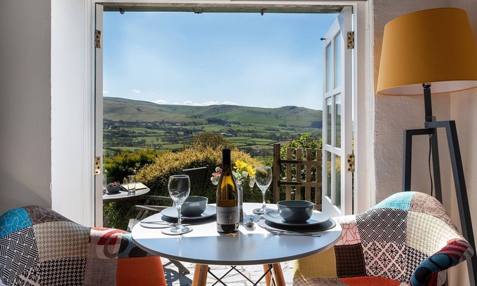 Bryn-crug Cottage | The Little Cottage - sleeps 2 guests in 1 bedroom