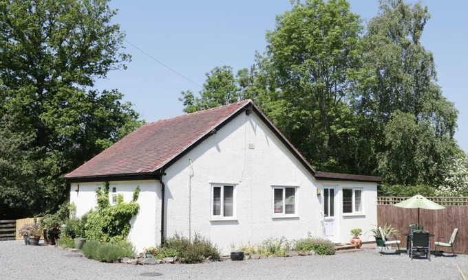 Church Stretton Cottage | THE LITTLE DINGLE, family friendly, with a garden in Church Stretton