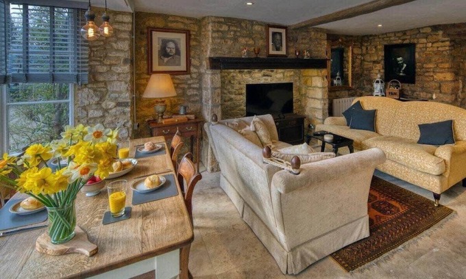 Moreton-in-Marsh Cottage | The Little Window, Classic Cotswolds Cottage