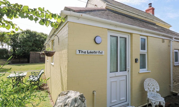 Landewednack Cottage | THE LOBSTER POT, romantic, country holiday cottage in The Lizard