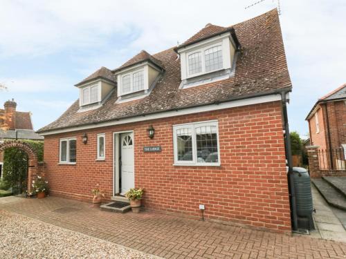 Hadleigh House | The Lodge off High Street