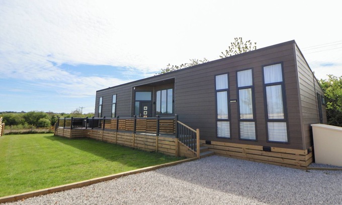 Holywell Cottage | THE LODGE @ RACECOURSE HOUSE, family friendly in Holywell
