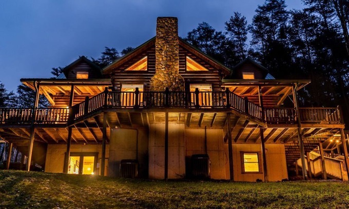 Logan Cabin | The Lodge: Sleeps 23 - Hot Tub, Fire Pit, Game Room