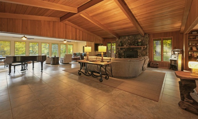 Germantown House | The Lodge - Spacious cozy lodge next to the Hudson River