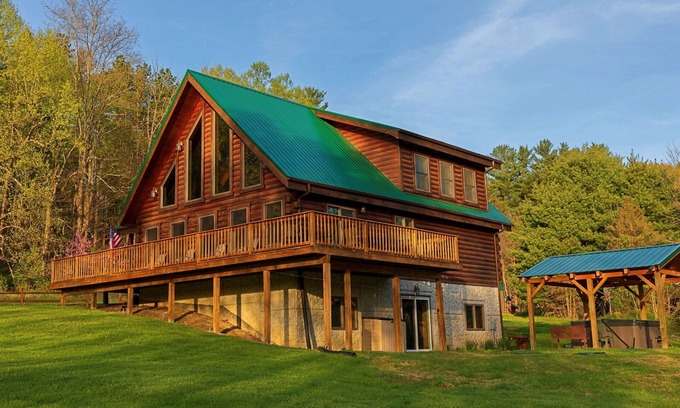 Logan Cabin | The Lodge with hot tub and 40-acre trails