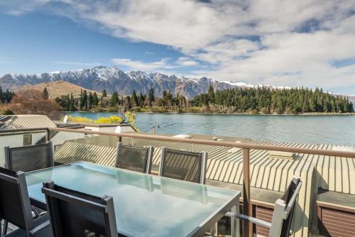 Queenstown Apartment | The Lodges 9 - Lake Front Views and Walk to Town