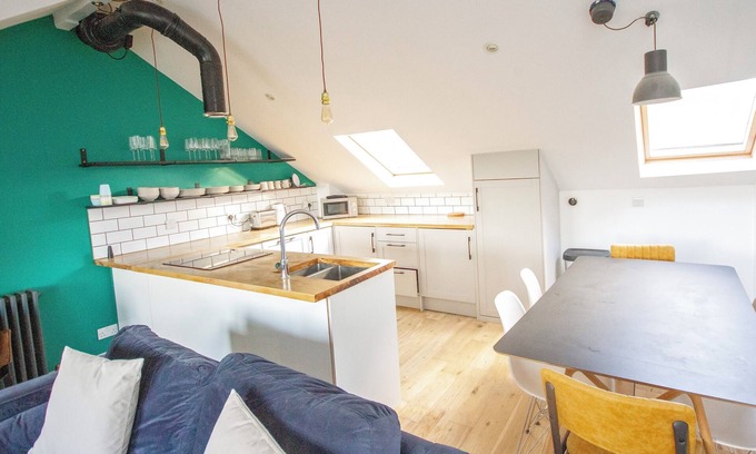 Winchester Apartment | The Loft Winchester. Stylish, spacious apartment in central Winchester