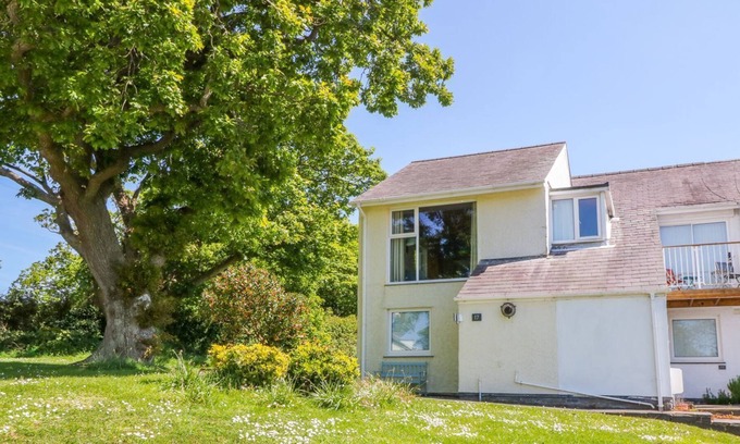 Y Felinheli Cottage | THE LOOKOUT, family friendly in Y Felinheli