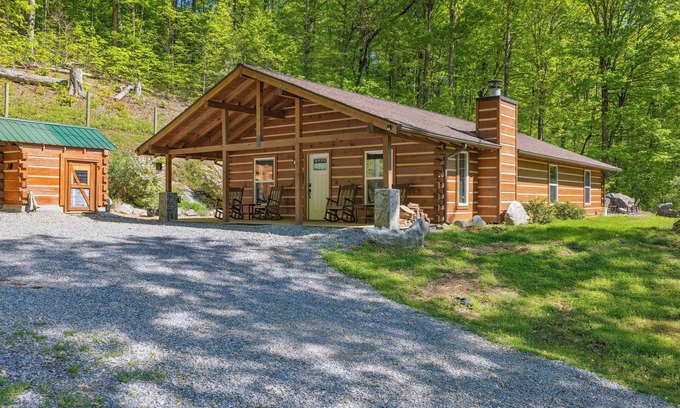 Sevierville Cabin | The "Lost Horse" Cabin - Secluded - Pet-Friendly - One Level - Massive Yard