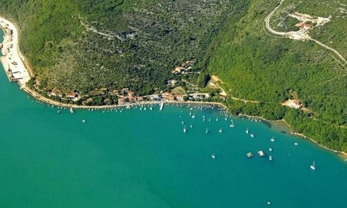Trget House | The lovely Villa Royal Blue is located in the small, picturesque village of Trget.