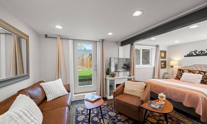 Weaverville Apartment | The Lower Georgia Peach Studio is a sophisticated dog friendly Downtown rental!