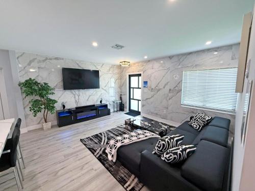 Flagami Villa | The LuxeLanding MIA- Swimming pool, Oasis Lounge, Mini Golf, BBQ and Hibachi Grill , and Outdoor Games