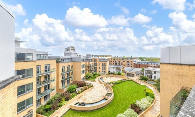 Cambridge Apartment | The Luxurious Penthouse Two-Bedroom Flat Shared Pool & Gym Free Wi-Fi
