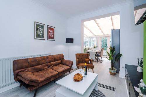 Tunstall Apartment | The Lyme Escape - Cosy & Spacious 3-Bed by Parydise Properties - Free Parking Included