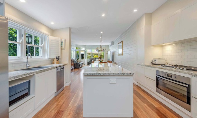 Bathurst House | The Maeve 1875 - Heart of Bathurst - Sleeps 10