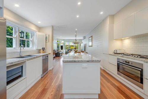 Bathurst House | The Maeve 1875 - Heart of Bathurst - Sleeps 10